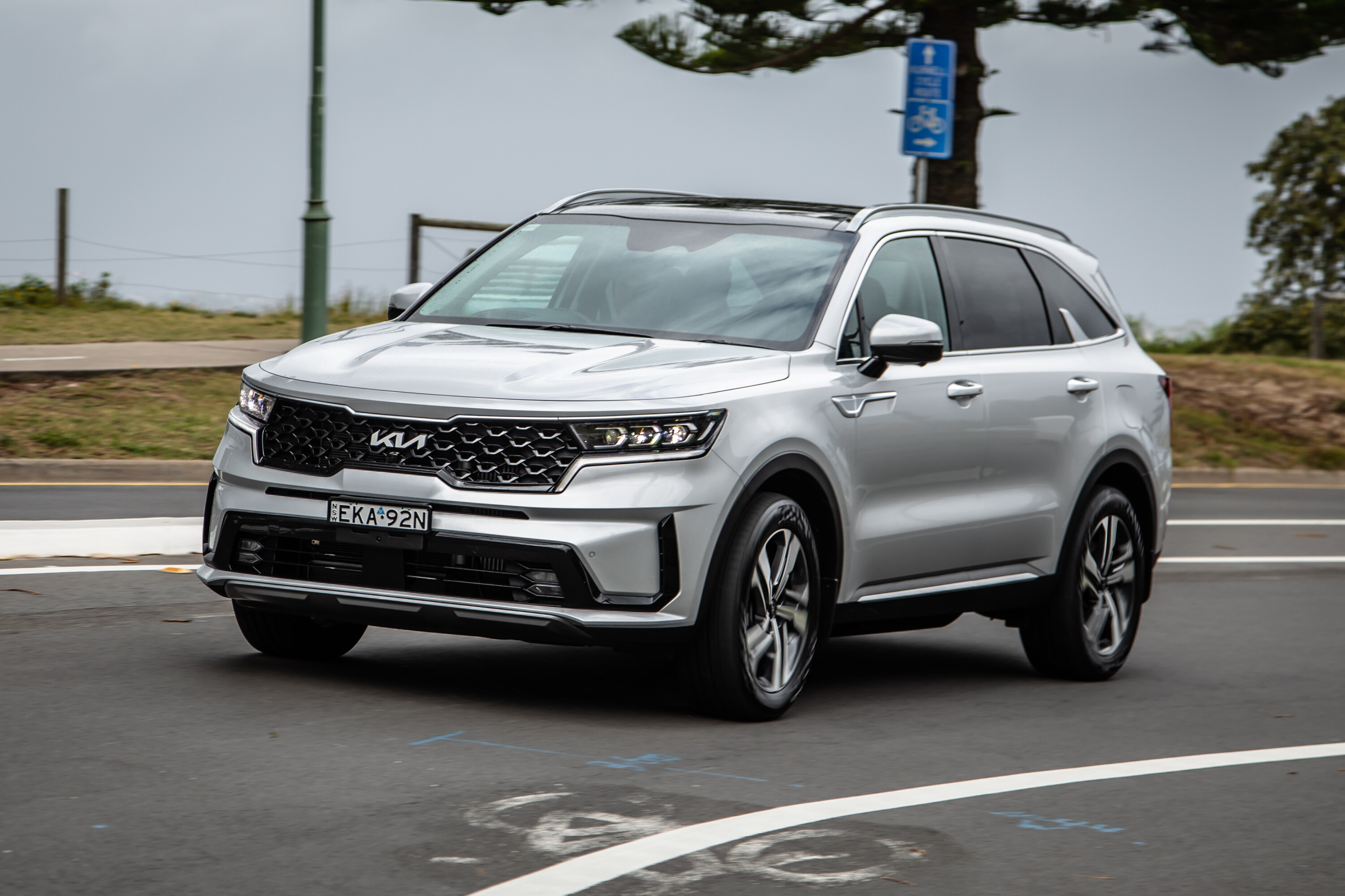 bad40a28/2022 kia sorento gt line phev silky silver australia dynamic front 3 srawlings jpg