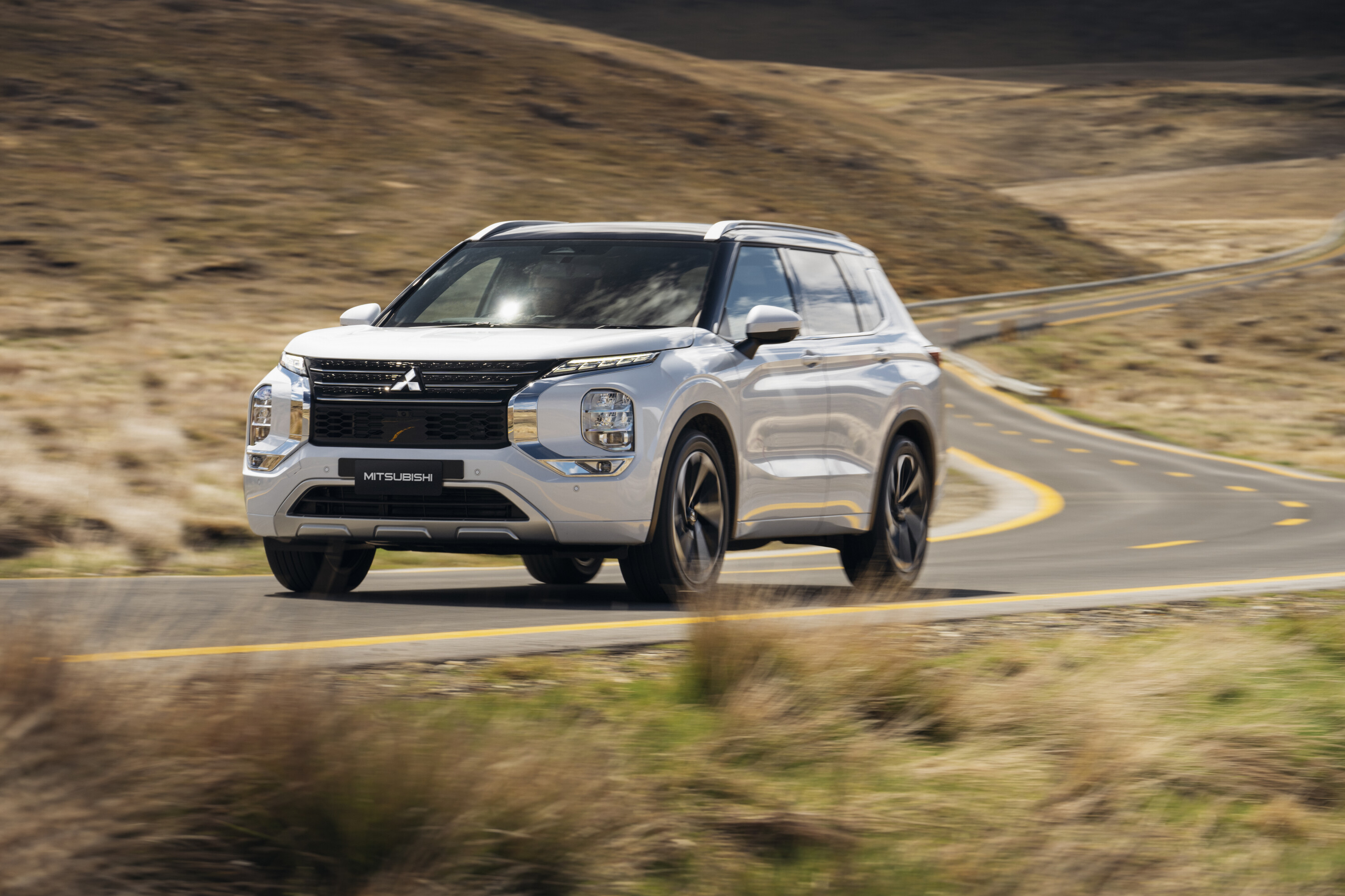 bd7b097c/2022 mitsubishi outlander exceed tourer white diamond dynamic handling australia jpg